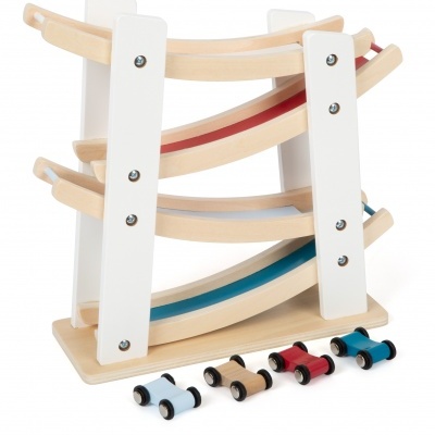 Brinquedo de rampa de madeira com quatro rampas coloridas e quatro carros pequenos coloridos