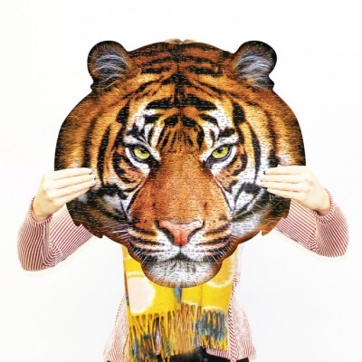 Almofada em formato de cabeça de tigre com padrão realista de pele