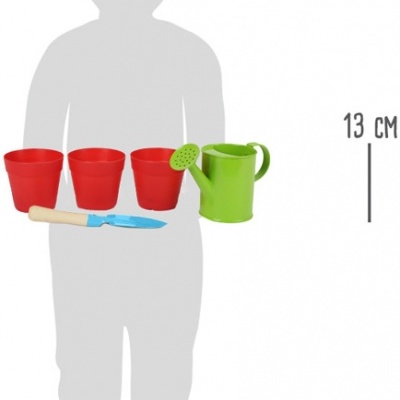 Conjunto de brinquedo para jardinagem com vasos vermelhos, rega verde e pá azul com cabo de madeira, em frente a silhueta de criança cinzenta