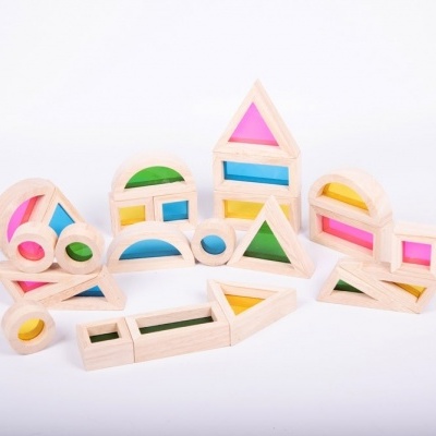 Blocos de construção de madeira com formas geométricas coloridas