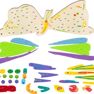 Peças coloridas de madeira para montar uma borboleta sobre fundo branco