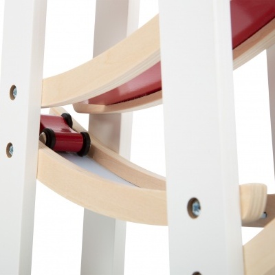 Estrutura de madeira clara e branca com elementos vermelhos