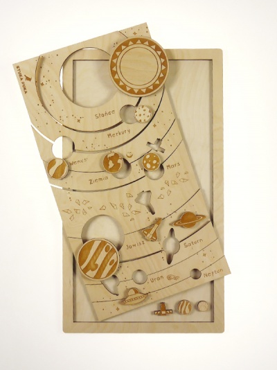 Quebra-cabeças de madeira do sistema solar com planetas gravados e encaixes distintos