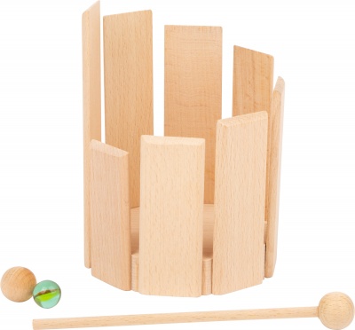 Jogo de madeira com peças verticais, bola de vidro verde e vareta com bola na ponta