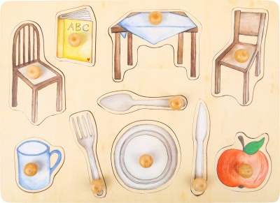 Quebra-cabeça de madeira com peças de objetos domésticos e de escola, cada uma com pomos amarelos.