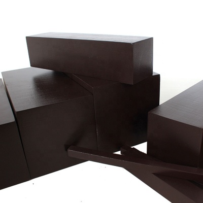 Blocos geométricos castanho escuro empilhados sobre fundo branco