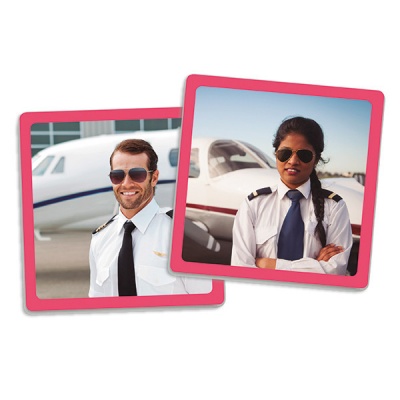 Cartões com fotos de pilotos com uniformes brancos e aviões ao fundo