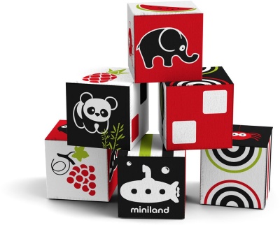 Cubos de tecido coloridos com desenhos de animais e frutas