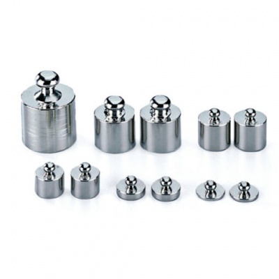 Conjunto de pesos cilíndricos em metal prateado sobre fundo branco