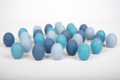 ovos decorativos em tons de azul com fundo branco