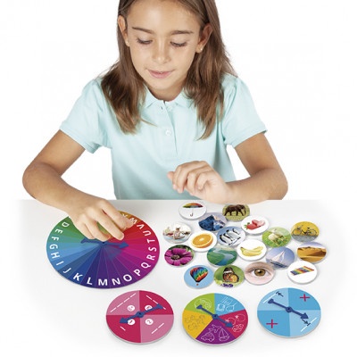 Menina a jogar com discos coloridos educativos numa mesa branca