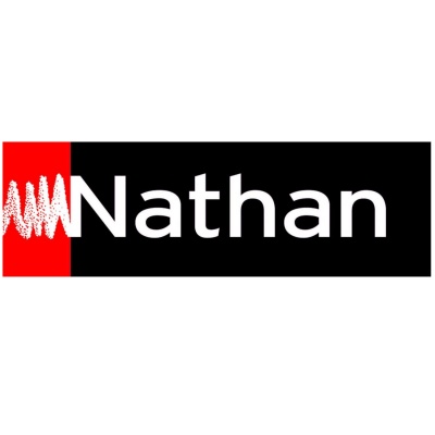 Logótipo com a palavra Nathan em branco sobre fundo preto e vermelho