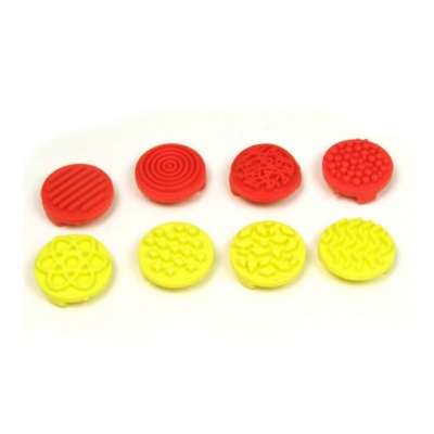 Oito tampas redondas vermelhas e amarelas com padrões texturizados