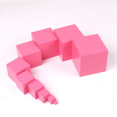 Cubos cor-de-rosa dispostos em curva de maior para menor