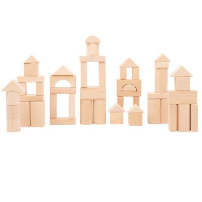 Blocos de madeira naturais empilhados em diferentes formas geométricas