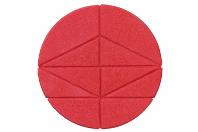 Tapete circular vermelho dividido em formas geométricas com textura aveludada