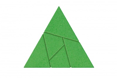 Puzzle triangular verde com sete peças sobre fundo branco