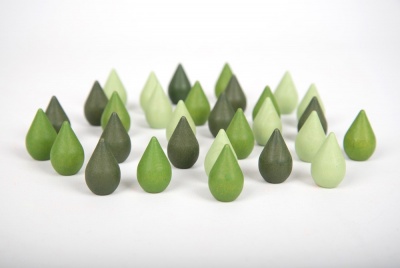 Pequenas gotas verdes de diferentes tons e padrões dispostas em fileiras sobre fundo branco