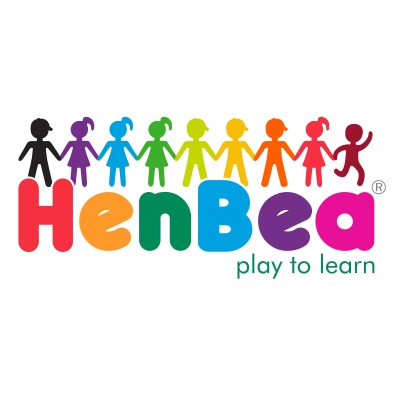 Logótipo colorido da marca HenBea com bonecos coloridos e texto play to learn