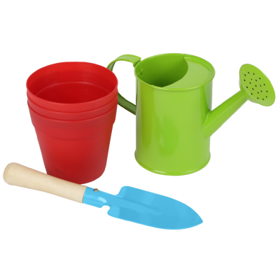Conjunto de jardinagem com regador verde, vasos vermelhos e pá azul.