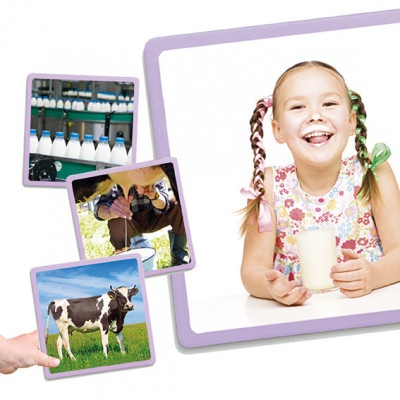 Criança sorridente com copo de leite e fotos pequenas de vaca, ordenha e garrafas de leite.