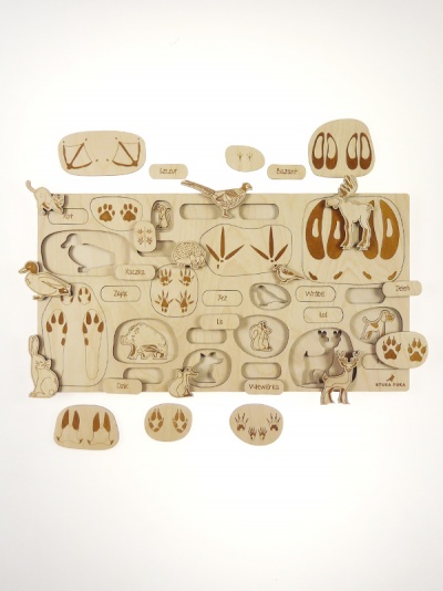 Jogo de peças de madeira com animais e pegadas em português para atividade educativa.