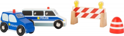 Dois carros de brinquedo da polícia azul e branco, obstáculo de madeira e cone de trânsito laranja e branco