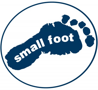 Logótipo estilizado de pegada com texto small foot em azul escuro