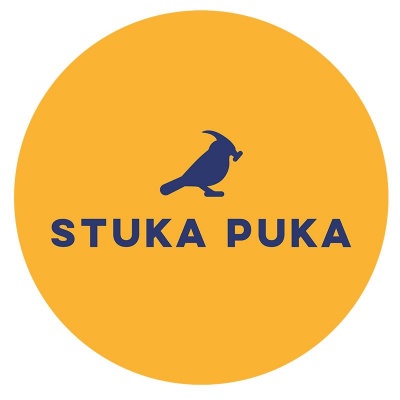 Logo STUKA PUKA com pássaro azul sobre fundo laranja
