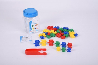 Conjunto de contar com ursinhos coloridos, recipiente transparente com tampa azul e pinça vermelha.