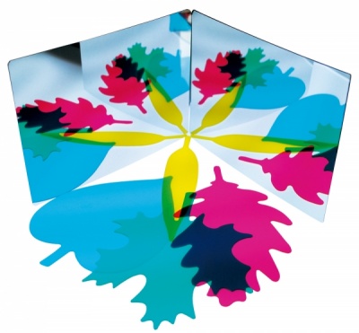 Três prismas transparentes com folhas coloridas refletidas