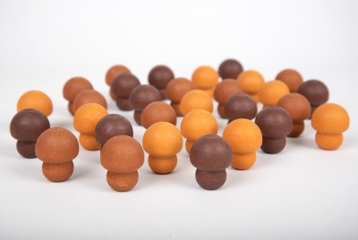 Miniaturas de cogumelos de madeira castanhos claros e escuros sobre fundo branco.