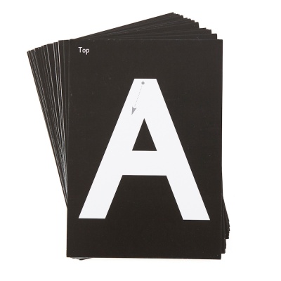 Cartas pretas com letras brancas, carta do topo com letra A maiúscula e palavra 'Top'