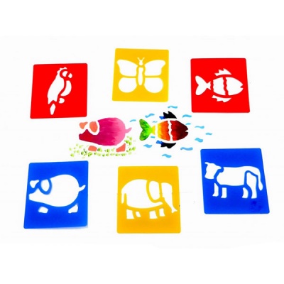 Stencil coloridos de animais em plástico com desenhos de peixes no centro