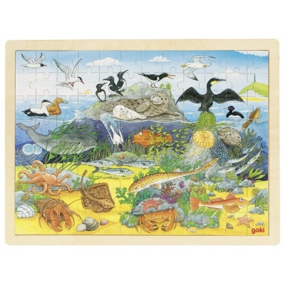 Puzzle infantil de madeira com imagem colorida de animais marinhos e aves junto ao mar