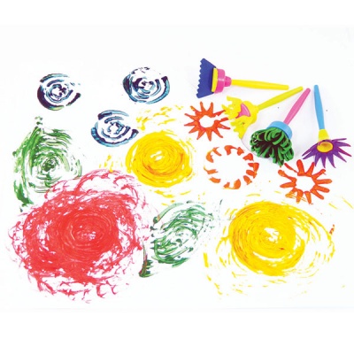 Carimbos de pintura coloridos e marcas em papel branco