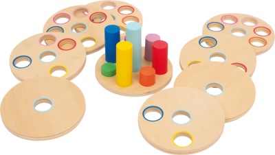 Jogo educativo de madeira com discos e cilindros coloridos