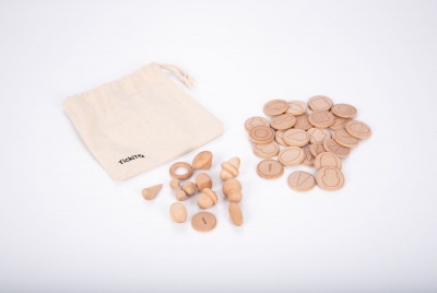 Peças de madeira com números e saco de tecido com a palavra TICKETS sobre superfície branca