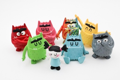 Conjunto de figuras de brinquedo coloridas e texturizadas com diversas expressões faciais