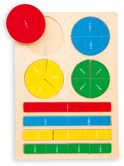 Tabuleiro de madeira colorido com peças para ensinar frações
