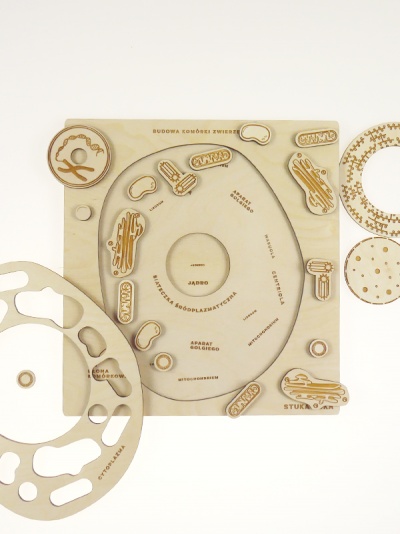 Puzzle de madeira com peças destacáveis e texto imprimido sobre estrutura celular animal.