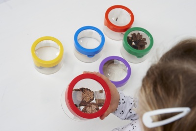 Sete lupas coloridas com objetos vistos por criança