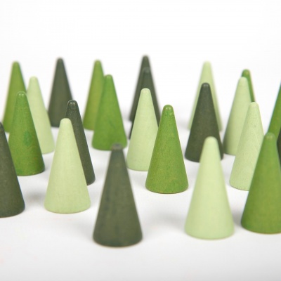 Cones de madeira verdes variados