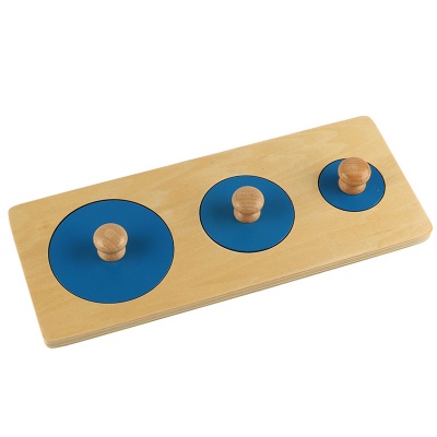 Jogo educativo de madeira com três círculos azuis de tamanhos diferentes com puxadores