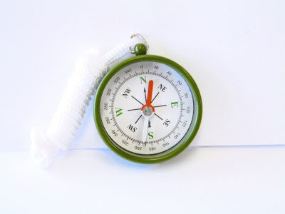 Bússola redonda com aro verde e cordão branco