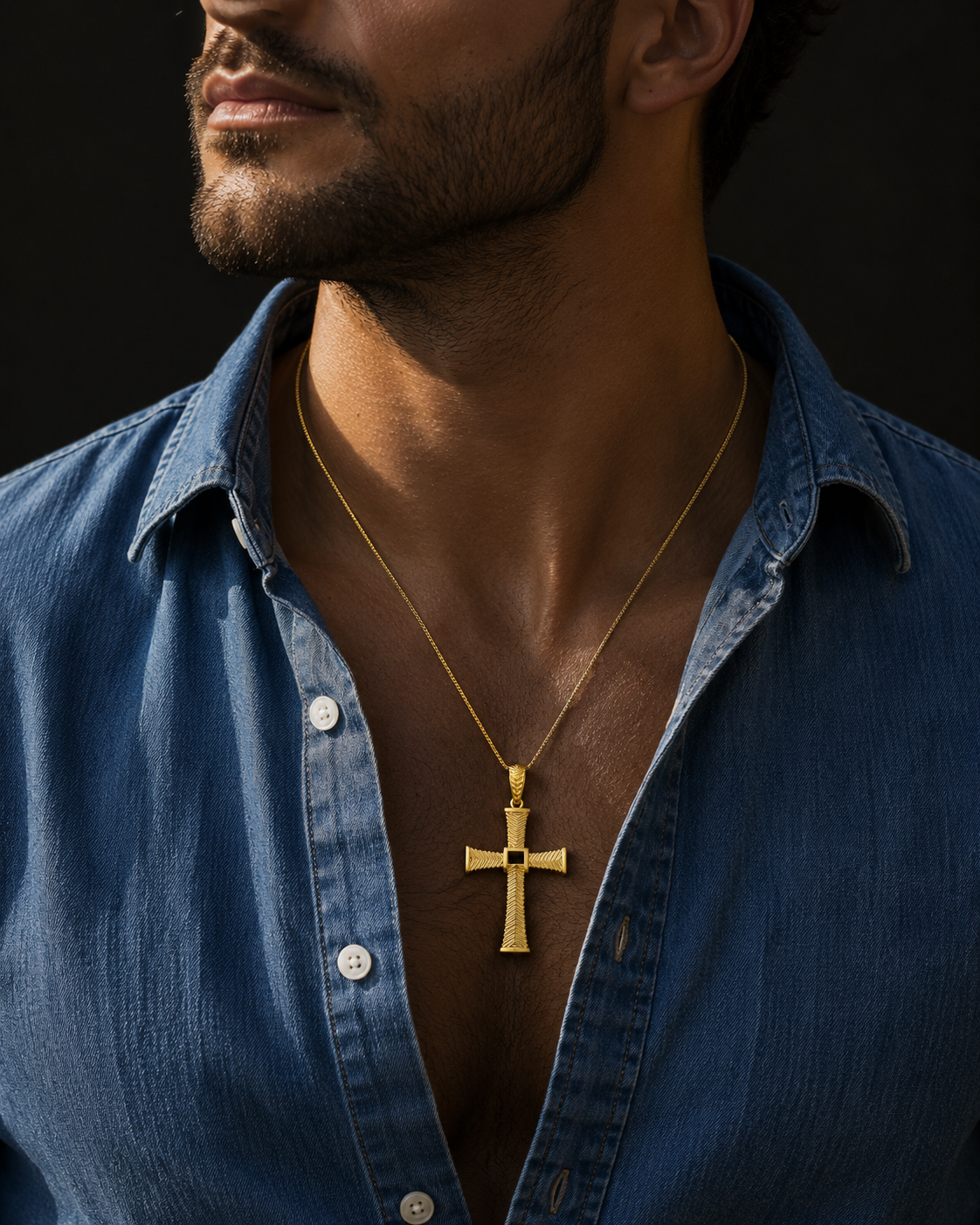 Cruz Sargento Colar dourado cruz usado por homem com camisa de ganga azul