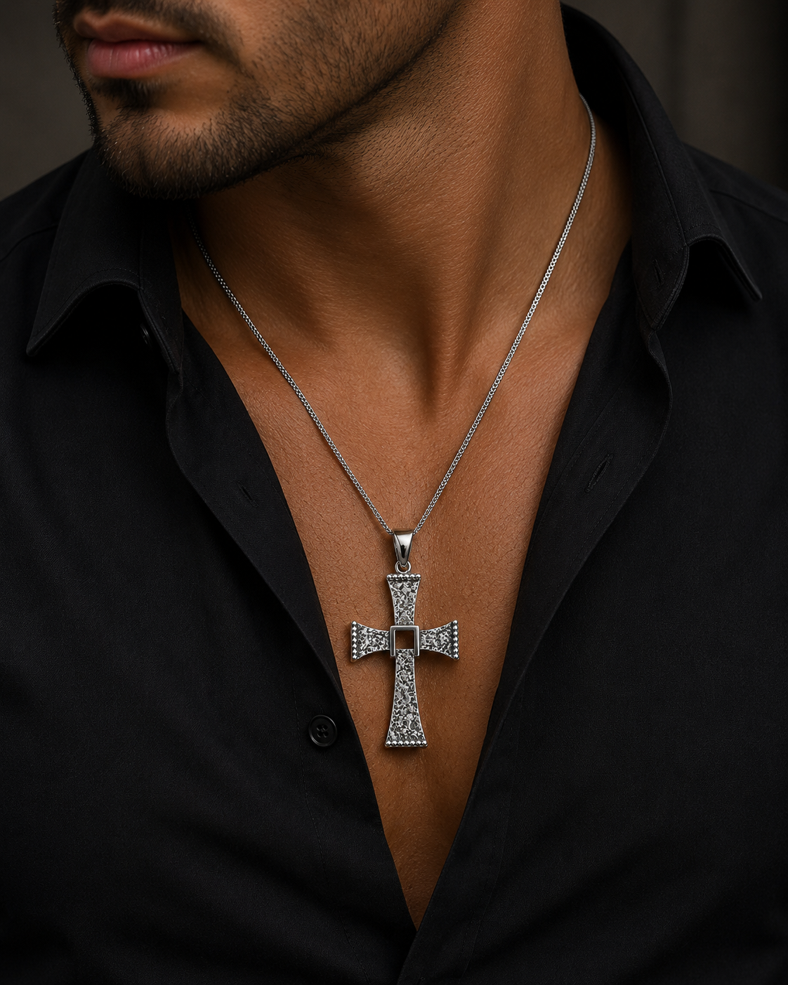 Cruz Rústica Colar masculino com pendente em forma de cruz prateada