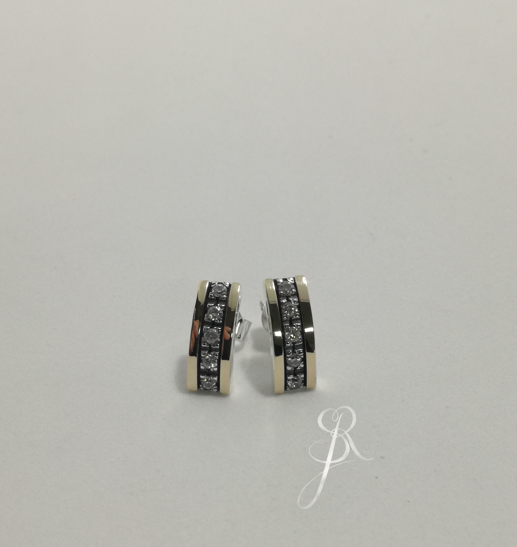 Brincos Prata e Ouro Brincos prateados com faixa preta e pedras quadradas brilhantes