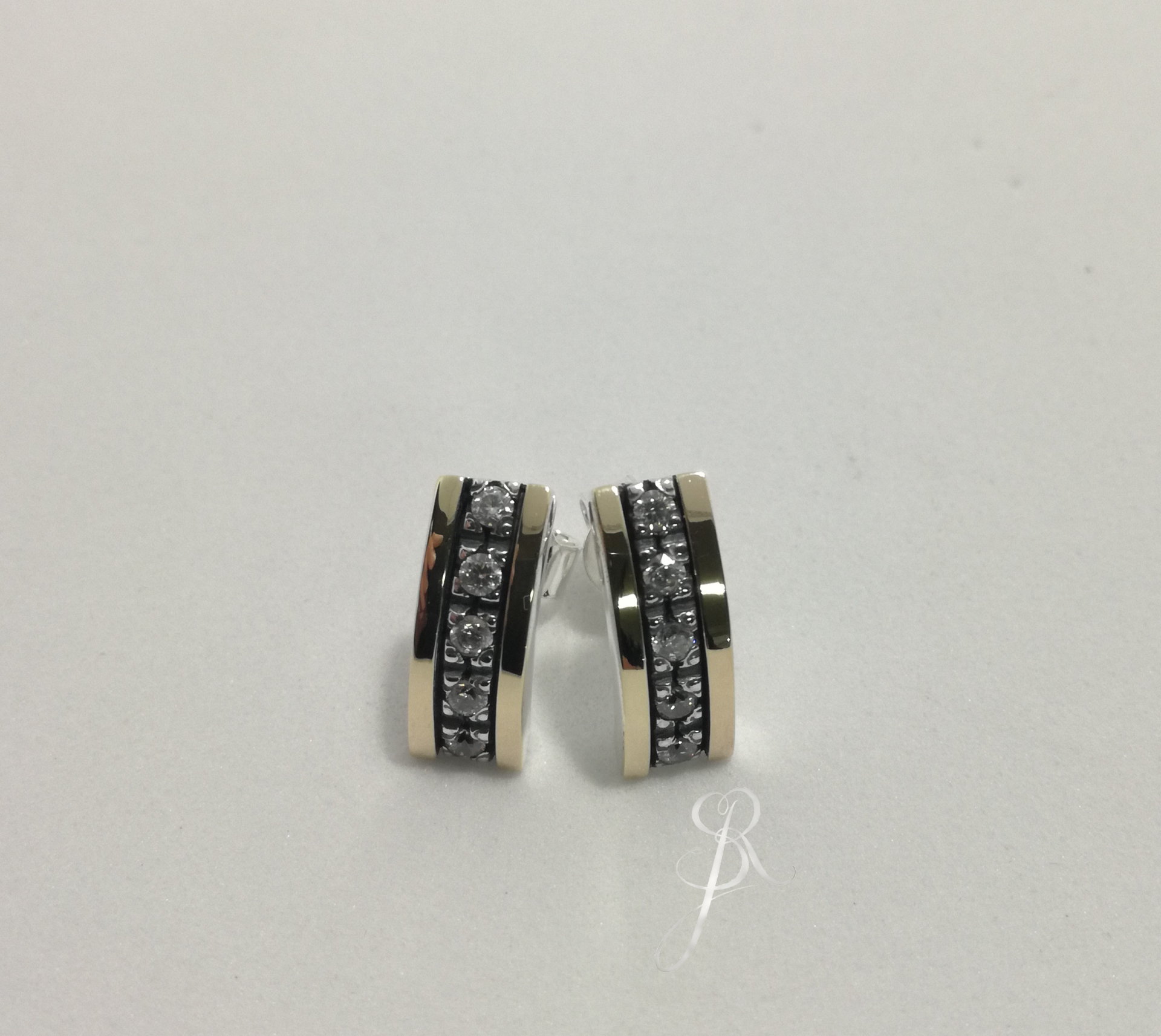 Brincos Prata e Ouro Brincos em metal prateado com pedras e centro preto