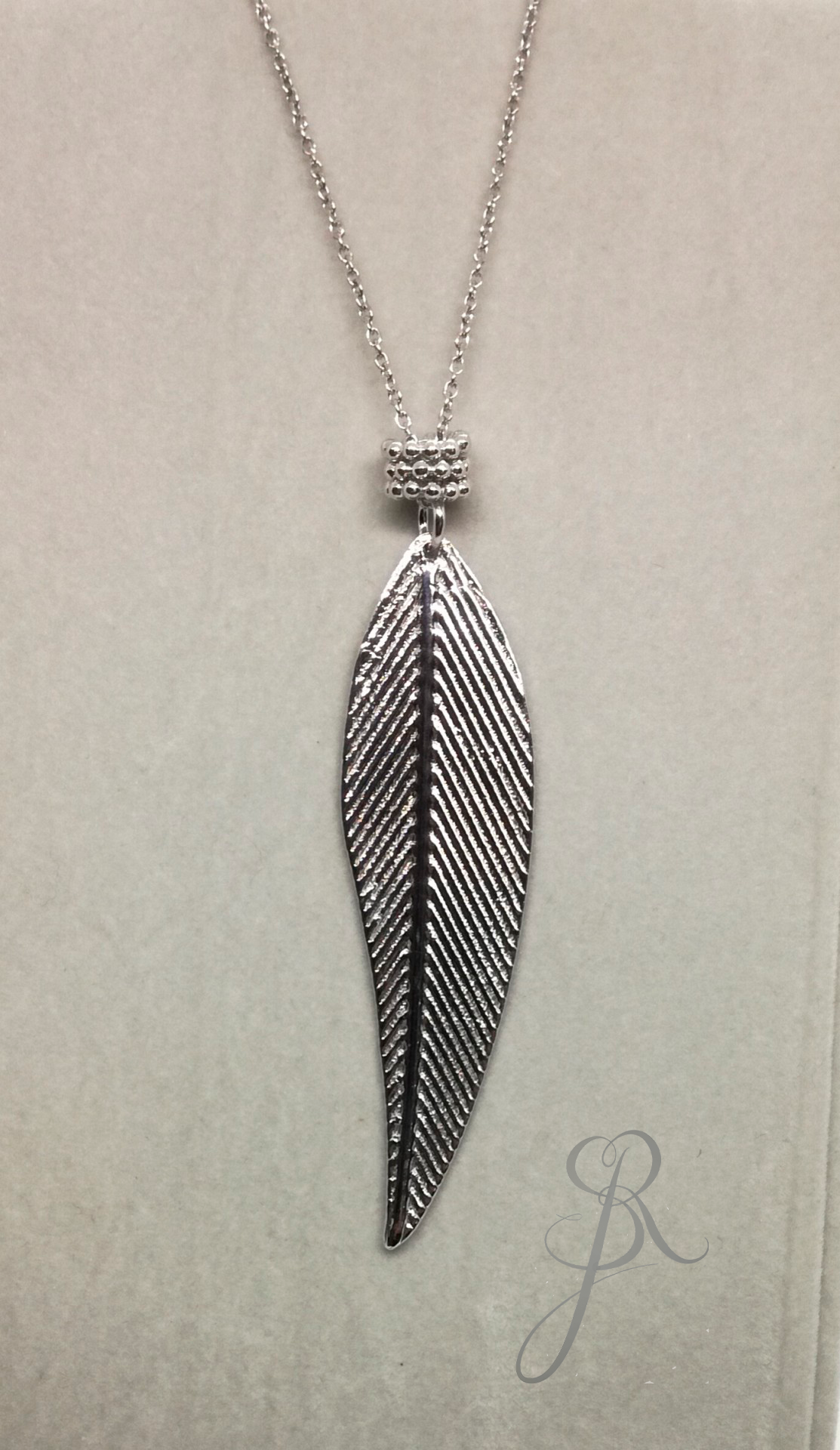 Colar Sylvia Colar com pendente prateado em forma de folha